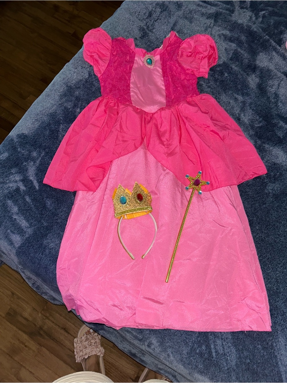 BNWOT Princess Peach Kids Pink Costume Dress with Crown & Wand. Size 7/8.